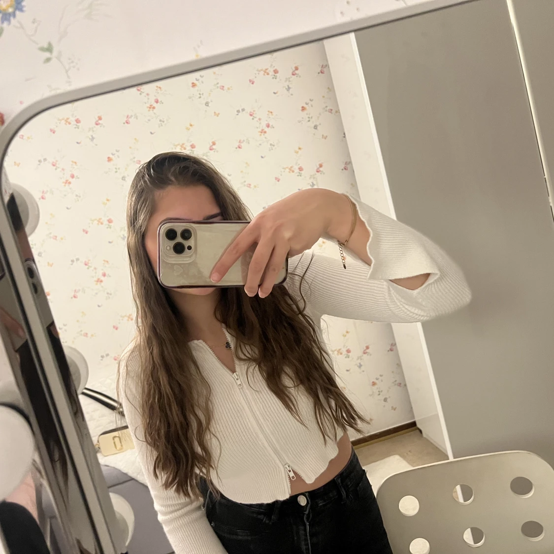 Vit tröja med dragkedja