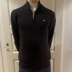 Stickad från Morris  - Stickad tröja från Morris. Använd fåtal gånger pga av att den ej kom till användning. Modellen är 187 vi lång. Nypris 1600kr 