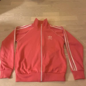 adidas zipup - rosa adidas zipup, knappt använd🤗