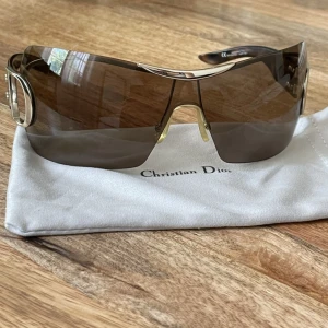 Dior solglasögon - Säljer nu mina vintage Dior solglasögon! Svåra att få tag på så säljer endast till ett bra pris