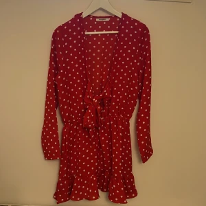 Kort klänning  - Kort klänning med knytning fram