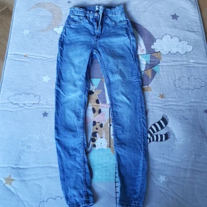 Smala byxor från lager 157 strl small - Ett par skinny jeans från lager 157 storlek small