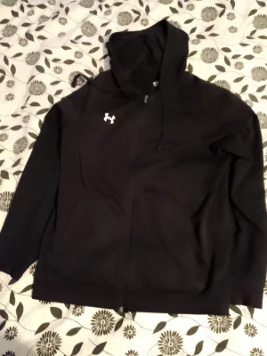 Under armour hoodie -  Har inte använts mer än en månad och i bra skick 