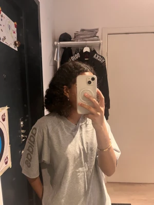 Adidas tröja - En skön och gammal adidas tröja 💛