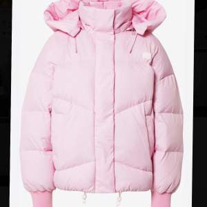 Säljer min fina rosa Levis puffer jacket i storlek S. Den är oversized. Använd fåtal gånger förra vintern, så jättebra skick. Kan diskutera pris vid snabb affär. Lånade bilder, skriv för fler och egna bilder! 🩷🩷Nypris 2000kr 