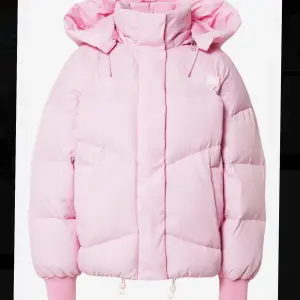 Säljer min fina rosa Levis puffer jacket i storlek S. Den är oversized. Använd fåtal gånger förra vintern, så jättebra skick. Kan diskutera pris vid snabb affär. Lånade bilder, skriv för fler och egna bilder! 🩷🩷Nypris 2000kr 