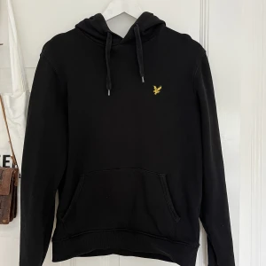 Svart hoodie - Säljer denna svarta lyle & scott hoodien! 