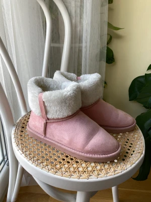 UGG liknande - Rosa UGG liknande boots storlek 40 från Calando 💖 Inköpta förra vintern men bara använda inomhus pga felköp, så dom är I prima skick 💕