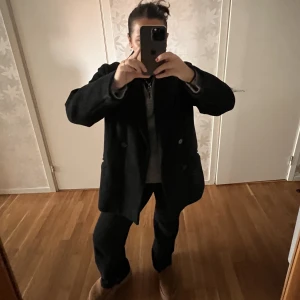 Kappa - Super skön och varm svart lite kortare kappa från ZARA i storlek XS. Skulle däremot säga att det är en S. Använd men väldigt bra skick