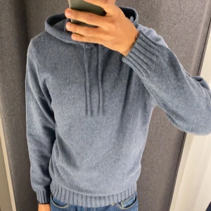 Hoodie - Säljer min Kashmir liknande ullhoodie från Dressman. Storlek S och skick 8,5/10. Köpt för 499 och säljer för 349, hör av dig vid frågor eller funderingar!