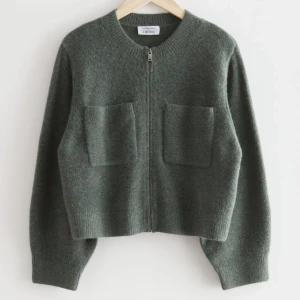 Grön kofta  - Jättemysig kofta från other stories, köpt förra året och använd en gång🩷  Priset på hemsidan är 790kr, säljer för 400🩷