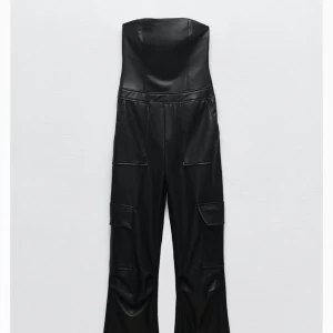 Skinndress - Från zara och använd 1-2 gånger! Sitter super snyggt och är i bra skick! Köptes för 700kr i storlek S