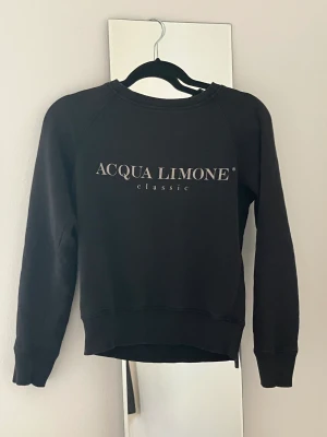 ACQUA LIMONE TRÖJA - Köpte denna för ca 3 år sedan och har använt relativt få gånger sedan dess. Kvaliten är fortfarande helt perfekt och tröjan har varken fläckar eller annat tråkigt! 