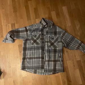 Fin Skjortjacka, strl 40, använd sparsamt.  Längd:78 cm Mätt från armhåla till armhåla: 61 cm