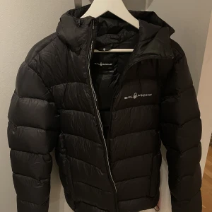 Sail Racing Cloud Down Hood - Sail Racing Cloud Down Hood Strl: M ( passar L också) Inköpt förra året för 4199 kr Säljer nu pga att jag köpt ny jacka Litet lagat hål på ryggen därav det låga priset 