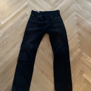 Levi’s 501or - Tjena säljer ett par svarta levis 501or, ganska använda och slitna därför säljs till ett bra pris. Men ibland föredrar folk slitna jeans så kan ju va en hit! nypris 1300