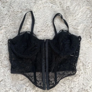 Korsett  - Svart korsett topp från shein st S funkar som M också. Aldrig använd