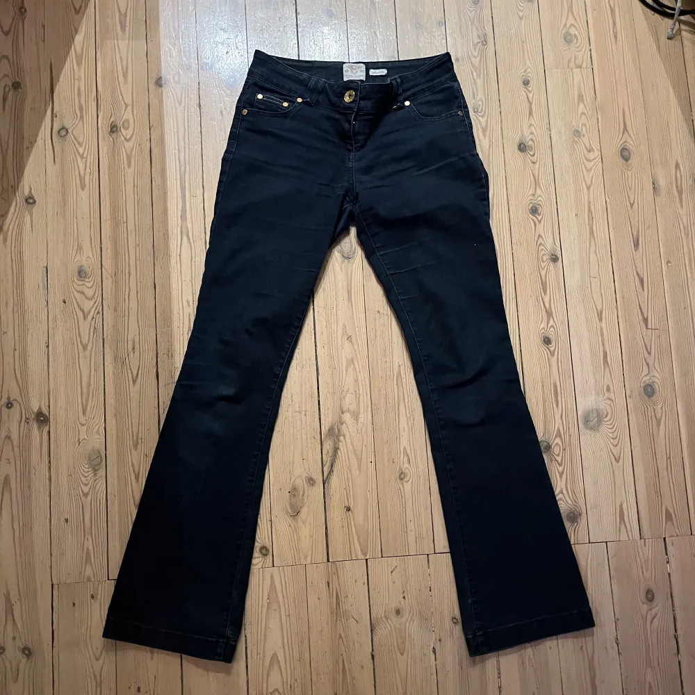 Jättesnygga low waist jeans i mörkblå. Säljer dessa då jag har ett par liknande och inte använder dessa lika mycket nu. Dom är lite långa på mig som är 165.😊❤️. Jeans & Byxor.