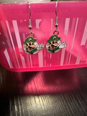 Örhänge Lugi - Nya örhänge med Lugi. Krokarna är inköpta som nickelsäkra.