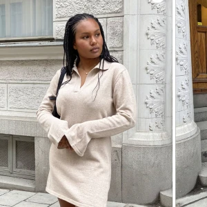 Djerf Avenue Getaway dress - Djerf Avenue Getaway Dress Sand Använd fåtal gånger i fint skick.  Säljer pga att den ej kommer till användning. Nypris 1499. Storlek M