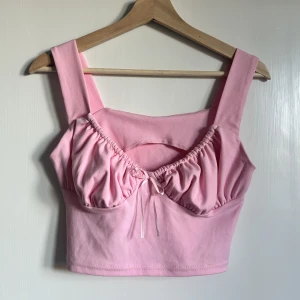 Söt rosa top 🌸🌷 - Jättesöt rosa croptop! endast använt en gång så väldigt fint skick 