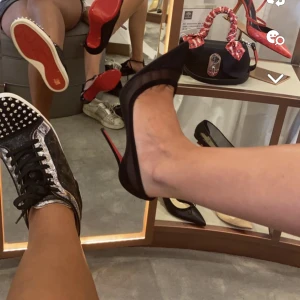 Christian Louboutin  - Säljer nu mina extremt snygga Louboutin skor, de har tappat tre nitar men man får med extra nitar så det går att sätta på igen. Har kvitto, box, dustbag, extra nitar och extra skosnöre. Har fler bilder om det skulle önskas!🤍 nypris ca 10.000 kr