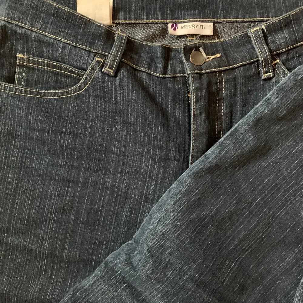 superfina blå jeans, straight passform! sitter nog fint baggy och lågmidjat på mindre storlekar :) säljer då de är för små. Jeans & Byxor.