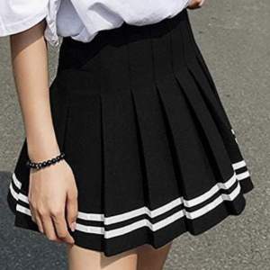 En svart tennis kjol med vita ränder från amazon. Bra passform och skick☺️❤️