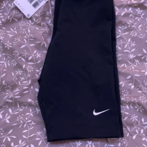 Nike tränings shorts  - Tränings shorts från Nike. Inte använd alls! Prislappen sitter kvar. Mycket bra skick! 