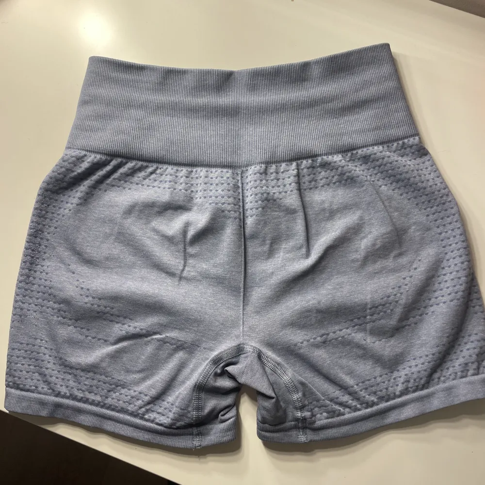 Vital seamless 2.0 shorts i färgen ”Evening blue marl” som aldrig är använda bara testade! Dem är i storlek s nypris är 499 säljer för 250. Shorts.