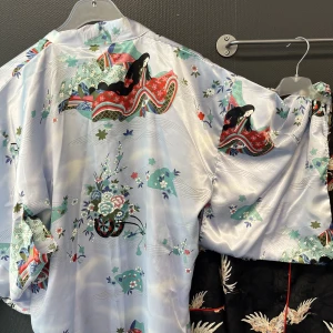 Kikishop - 🌸Hej Välkommen till shop🌸 @kikiplagg  Hejsan  👋😺!  Bild/ingen bild; bilden är annons det är inte 100% att jag har den kvar på lager.   I min shop på Plick kan du handla de mesta  Möjligt bland Kläder,skor,väskor, smycken, Och porsliner, övrigt är det n