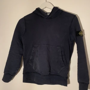 Stone Island Tröja - Blå Stone Island  Storlek 140   100% äkta  Hör av er till mig om ni vill ha fler bilder eller om ni undrar något.