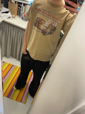 Beige brun bil t-shirt - Väldigt snygg, cool och trendig biege brun t-shirt med bilar på.