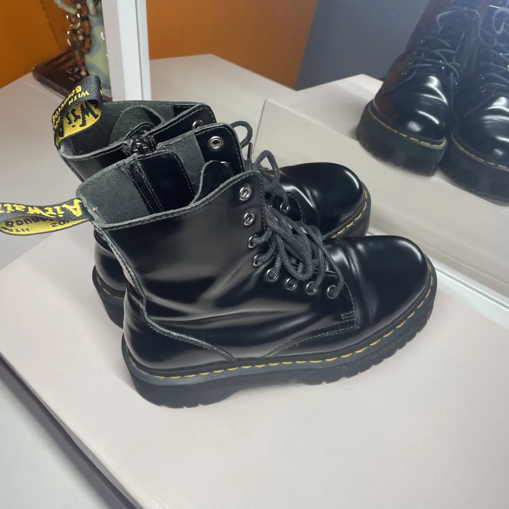 Äkta Dr. Martens platform kängor i storlek 40. Kängorna är i nyskick och har endast bärts ett par gånger. . Skor.