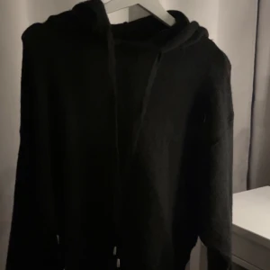 Stickad hoodie💞💞 - superfin och skön svart stickad hoodie från HM i stl xs! 🥰🥰  Jättefin passform! Och har jättefina små vita detaljer på ”kanterna”💓 Den är i ok/bra skick!☺️  Köparen står för frakt men kan mötas upp i Uppsala💞💞