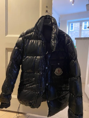 Vinterjacka  - Säljer min jacka då den inte längre kommer till andvändning, köpte här på Plick, jackan har ett litet hål under ena fickan men inget som märks tydligt, jackan är äkta men en gammal modell som inte längre säljs, hör av er för mer bilder. 