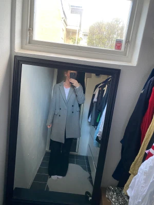 Kappa från Zara - Säljer denna ljusgråa kappan från Zara. Använd endast en gång då färgen inte passar mig. Hör av dig vid frågor, kan gå ner i pris vid snabbt köp. 