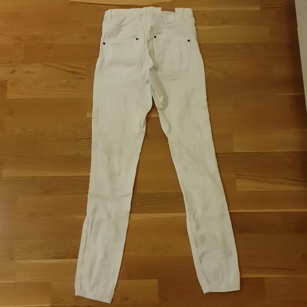 Vita gina tricot jeans, knappt använda så de är i nyskick, skriv för fler bilder 😊. Jeans & Byxor.