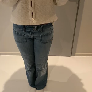 Diesel jeans - Skitsnygga bootcut-dieseljeans som är väldigt ”unika”! 😍😍De är använda fåtal gånger och är perfekt skick. De är i storlek 28/34 och är perfekta för mig som är ca 164 cm lång. Jag säljer de då de inte kommer till användning. 💕