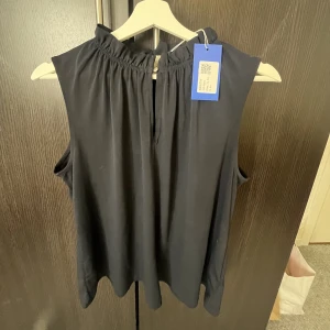 Blus - Säljer denna snygga topp som jag köpt från sellpy! Den är i grunden från hm!