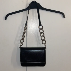 Väska - Säljer denna väskan då jag aldrig använder den och aldrig gjort så den är helt i nyskick. 