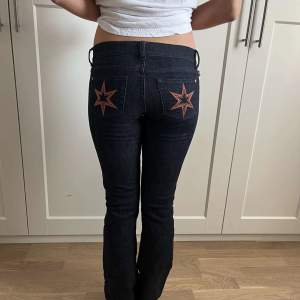 Så snygga unika jeans med stjärnor på bakfickorna!