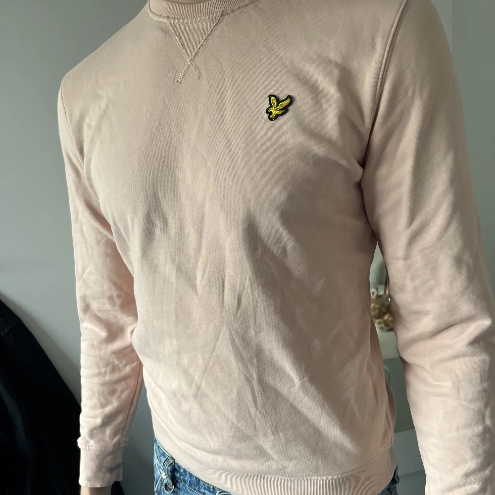 En rosa/beige sweatshirt från Lyle&Scott i storlek L. Den har några fläckar på sig men går säkert bort. Hoodies.