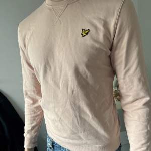 En rosa/beige sweatshirt från Lyle&Scott i storlek L. Den har några fläckar på sig men går säkert bort
