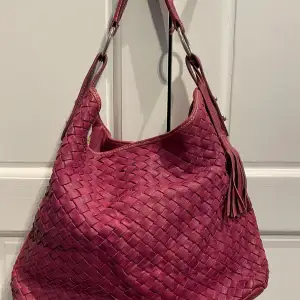 Cerise rosa handväska med blommigt foder ca 30x30 + Axel/hand rem 