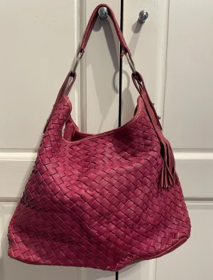 Hanväska - Cerise rosa handväska med blommigt foder ca 30x30 + Axel/hand rem 