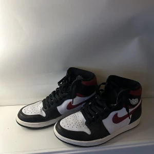 Air jordan 1 high retro og ”Gym red” - Air jordan 1 high ”Gym red” Använda en gång och är i extremt fint skick 9/10. Allt medföljer. Priset går att diskuteras! Storlek: 43/ 9,5 US size.