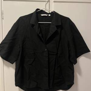 Black linen shirt from Uniqlo