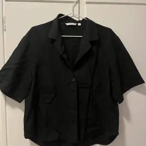 Black linen shirt from Uniqlo