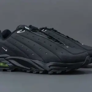 Nike Hot Step Air Terra Drake NOCTA Triple Black Hel nya, ej använda Äkthetsbevis & kvitto finns Kan mötas & fraktas